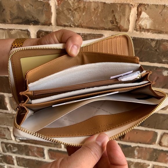 OFFERS?NEW Michael Kors Travel Continental Wallet - Picture 7 of 8